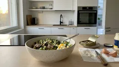 10 minuuttia keittiössä – kalasalaatti säilykekalasta, joka maistuu yllättävän tuoreelta