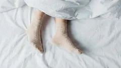 Miksi yöllä ei kannata nukkua sukat jalassa?