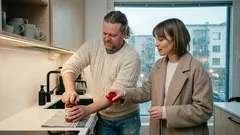 Kun purkin kansi ei enää aukea: arjen pienet merkit, jotka paljastavat vanhemman ikääntymisen