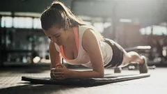 Kuinka kauan lankkua tulisi pitää iän mukaan: suositukset 20-, 40- ja 60-vuotiaille