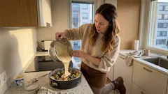 Nopea kaadettava suolainen piirakka – minuutin taikina ja pieni niksi, jolla palat pysyvät siisteinä