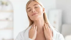 Kaula ikääntyy ensimmäisenä: Luonnolliset tavat kiinteyttää kaulan ihoa ja päästä nopeasti eroon rypyistä