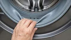 Tämä ongelma on monille tuttu, mutta kaikki eivät tiedä, miten veden kertyminen pesukoneen luukun tiivisteeseen korjataan