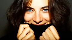 Meikki yli 40-vuotiaille naisille: yksinkertainen niksi, joka auttaa piilottamaan rypyt