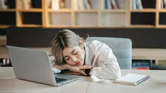 Huonosti nukuttu yö? 7 nopeaa keinoa selvitä päivästä ilman että väsymys kasautuu