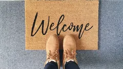 Mitä laittaa ovimaton alle, jotta lattia pysyy kuivana: fiksu niksi