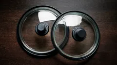 Näin puhdistat lasikannet, joihin on kertynyt samea kalvo: helppo keino, joka liuottaa rasvakerroksen