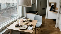 Puhelin pöydällä, mieli muualla: mitä puhelimeton ateria tekee keskustelulle ja kylläisyyden tunteelle?