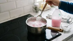 Pyykinhuuhteluaineen keittäminen ruokalusikallisen ruokasoodan kanssa: mihin siitä on apua ja miten sitä käytetään