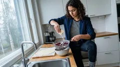 Helppo kirsikkapiirakka pakastekirsikoista – ohut hiivaton pohja ja pieni niksi, jolla täyte pysyy mehevänä