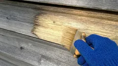 Miten vaalentaa tummunutta puuta ilman hiontaa: helppo tapa kahden kotikonstin avulla