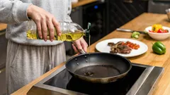 Miten välttää öljyroiskeet paistaessa: yksinkertainen kokkivinkki, jonka harva tietää