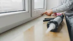 Kuinka eristää muovi-ikkuna itse: muutama hyödyllinen tapa