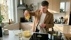 Miksi perunatikut kannattaa liottaa kylmässä etikkavedessä ennen paistoa: pieni niksi rapeampiin ranskalaisiin