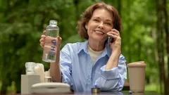 Onko todella tarpeen juoda 2 litraa vettä päivässä, ja voiko sen korvata muilla juomilla?