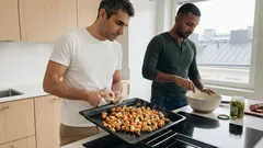 Kun uunijuurekset ovat vielä lämpimiä – München-tyylinen makkarasalaatti suolakurkuilla ja sinappimajoneesilla