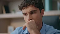 Miksi aivosi 'rakastavat' niin paljon negatiivisia ajatuksia: psykologi paljastaa 3 syytä