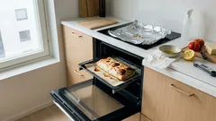 Kaksi varmaa vinkkiä: kokonainen kana lavaš-tyynyssä rapeutuu ja pysyy mehevänä