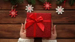 Mitä antaa uudeksi vuodeksi lahjaksi: 20 edullista ja lämmintä lahjaa, jotka tuovat aitoa iloa