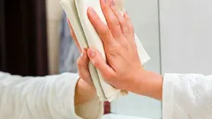 Näin puhdistat peilit ilman raitoja, sameutta ja nukkaa yksinkertaisilla kotikonsteilla