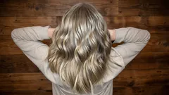 Parhaat tavat peittää harmaat hiukset huomaamattomasti: trendikkäät tekniikat, jotka piilottavat ne