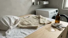 Näin peset villapaidan oikein: yksi yleinen virhe ja pieni tyynyliinavinkki, jotka säästävät neuleen