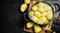 Älä keitä perunoita tavallisessa vedessä: lisää tätä maustetta – niin niistä tulee uskomattoman herkullisia