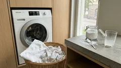 Pari ruokalusikallista ruokasoodaa pesuun – näin pyyhkeet ja lakanat kirkastuvat hellävaraisesti