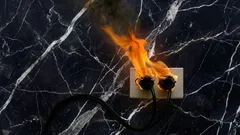 Miksi pistorasiassa syntyy kipinöintiä: miten tunnistaa vaaran merkit ja ehkäistä tulipaloja