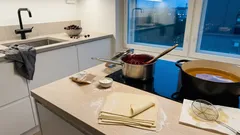 Kirsikkataskut ilman uunia – kuuman veden taikina ja yksi pieni vaihe, joka tekee kuoresta rapean