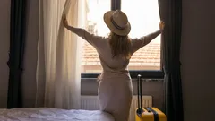 Miksi hotellihuoneen valoja ei kannata laittaa päälle heti sisään tullessa: syy yllättää sinut