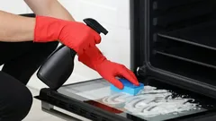 Uunia ei tarvitse enää pestä etikalla: vanhan rasvan ja lian irrottaa tätä parempi aine