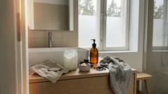 Kookosöljy hiuksille ilman raskasta lopputulosta – kampaajan pienet mutta ratkaisevat vinkit