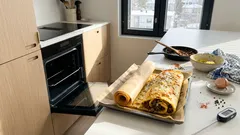 Uuniperunarulla jauhelihatäytteellä: yksinkertainen niksi, jolla rulla pysyy kasassa