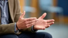 Mitä psykologiasta käsin tarkoittaa, jos käytät usein käsieleitä puhuessasi?