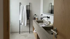 Yksi hotellipyyhe riitti – miten arjen pienet tavat paljastavat taustan myös Suomessa