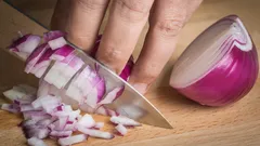 Miten saat sipulin hajun pois käsistä: keittiömestari jakaa 4 toimivaa niksiä