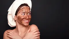 Miten tehdä helppo kahvikuorinta kotona pehmeämmän ja sileämmän ihon saavuttamiseksi