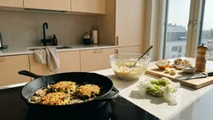 Pehmeät sisältä, rapeat ulkoa: kesäkurpitsa–peruna–sienipihvit pannulla ja yksi pieni niksi