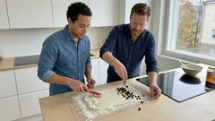 Uuniton rahkarulla hunajalla ja luumutäytteellä – niksi, jolla viipaleista tulee siistit