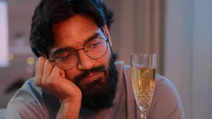 Miksi yksinäisyyden tunne voimistuu juhlapyhinä ja miten selvitä siitä: psykologin neuvot