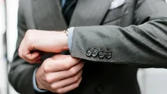 Miksi puvun takin hihassa on ”turhia” nappeja – tätä et varmasti tiennyt