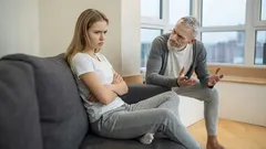 7 tapaa, joita ikäihmiset pitävät kohteliaina, mutta jotka ärsyttävät nuoria