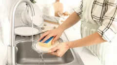 Vaikuttaa harmittomalta, mutta altistaa sinut haitallisille bakteereille: tämä on virhe, jonka moni tekee tiskatessa