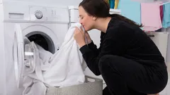Muutama tapa päästä eroon vaatteiden epämiellyttävästä hajusta, kun pyykinpesuun ei ole lainkaan aikaa