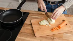 Kumpi kannattaa kuullottaa ensin: sipuli vai porkkana? Näin syntyy täydellinen kasvispohja.