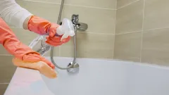 Miten puhdistat kylpyammeen täydellisen valkoiseksi: helppo kotitekoinen liuos kolmesta ainesosasta