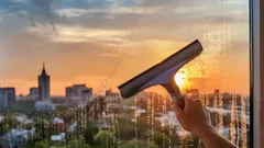 Näin peset ikkunat ilman raitoja: 4 varmaa tapaa kirkkaaseen lopputulokseen