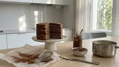 Nutella-henkinen 11 kerroksen kakku silkkisellä vaniljakreemillä – pieni niksi tekee siitä erityisen