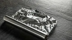 Miksi alumiinifolion kaksi puolta ovat erilaiset ja mihin kumpaakin käytetään?